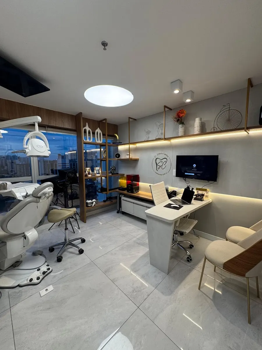 Sala de atendimento com cadeira odontológica e vista da cidade