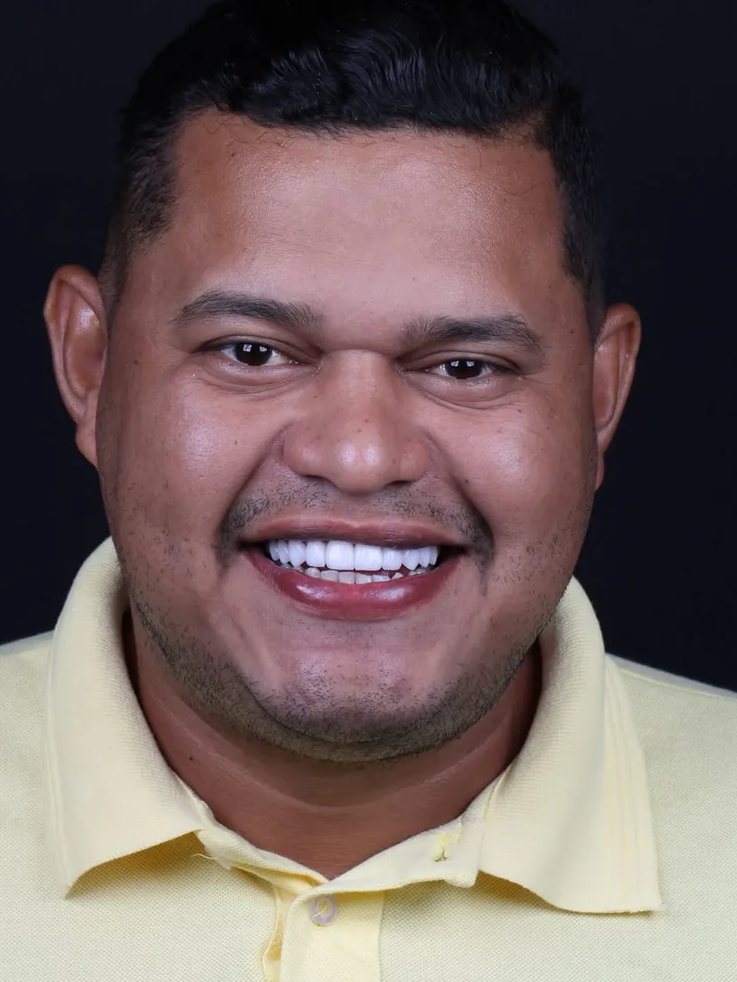 Paciente sorrindo no consultório