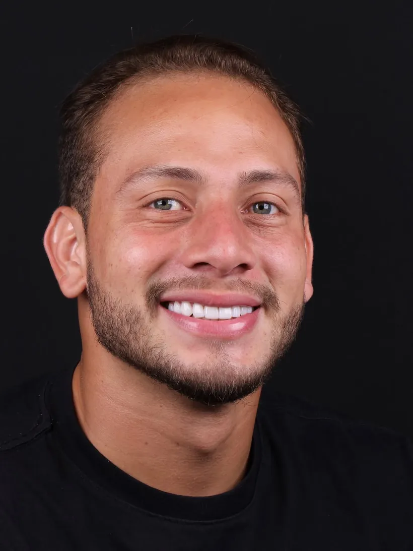 Paciente sorrindo após tratamento estético